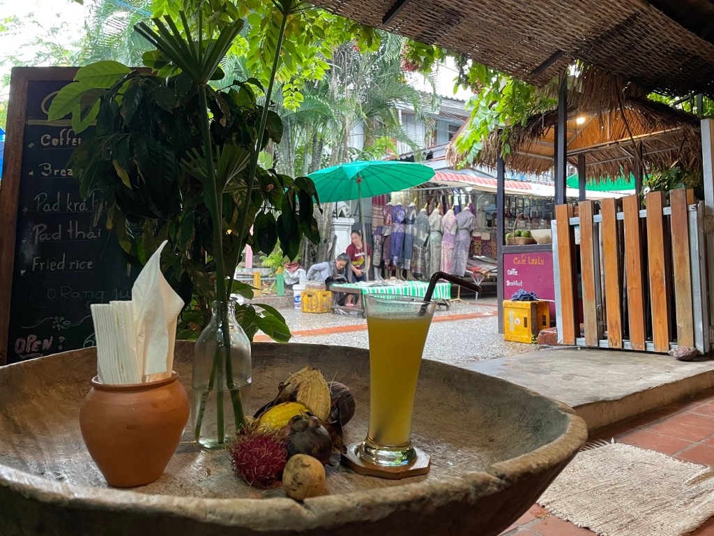 ラオスのカフェ。オレンジジュースは生搾り